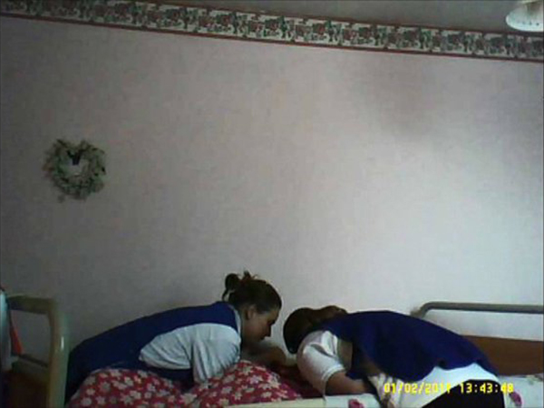 بالفيديو: كاميرا مراقبة تفضح تصرّفات مركز الرعاية ... مشاهد صادمة